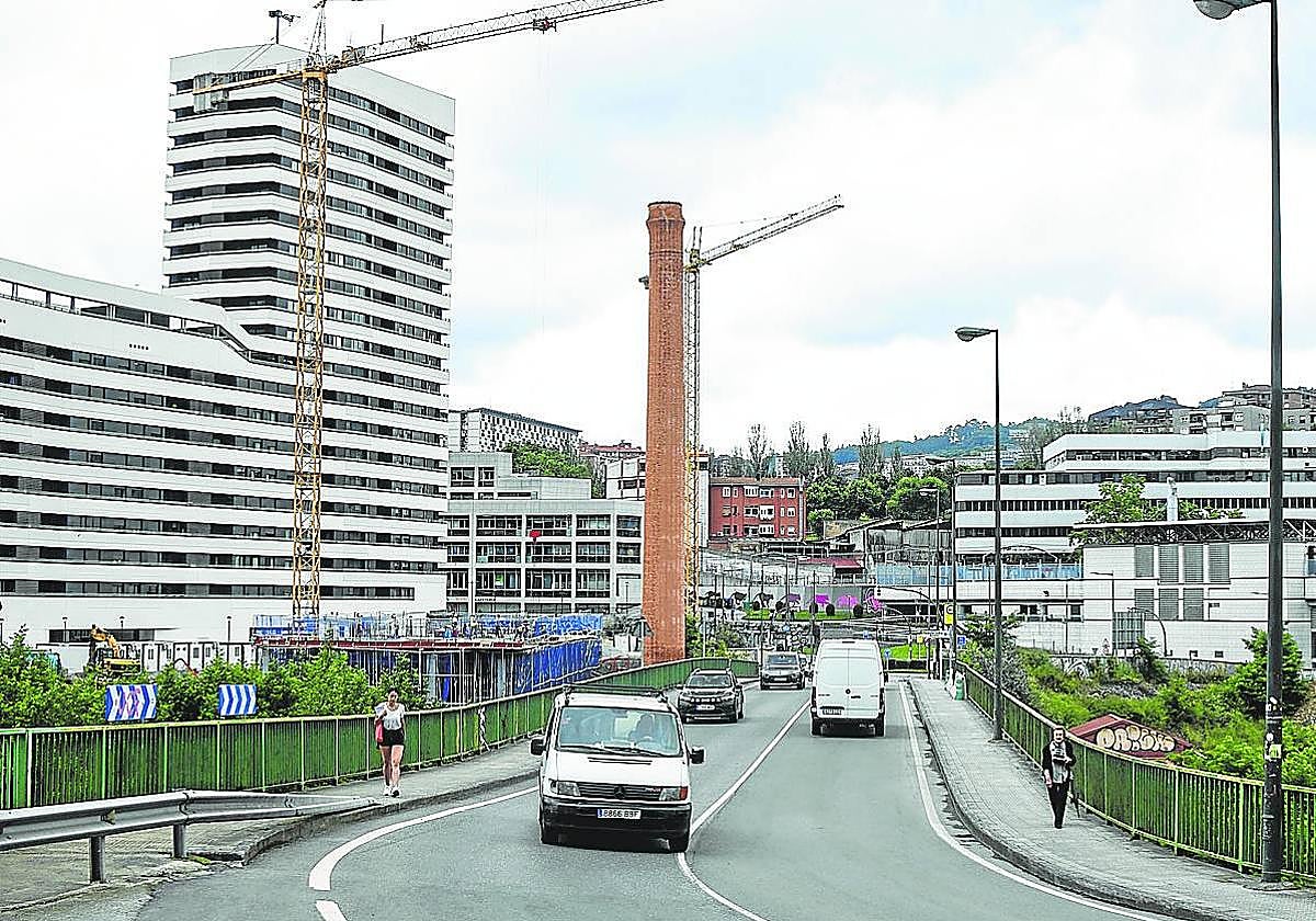 La pasarela será ensanchada en la zona de la acera más cercana al trazado de metro.