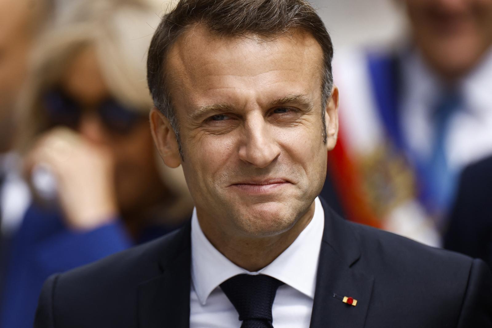 Macron zutik erori dela, Pedro Sanchezek duela urtebete egin zuen bezala.