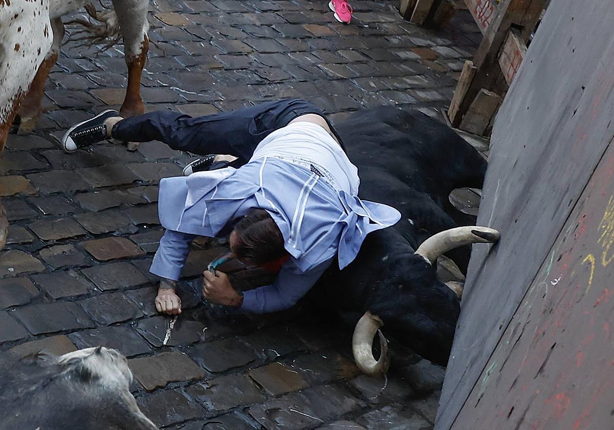 Imagen inusual en el segundo encierro de Sanfermines: un toro acaba con el pitón roto