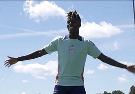 El divertido pique de Nico Williams y Dani Carvajal en el entrenamiento de la Selección