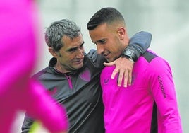 Valverde conversa amistosamente con Berenguer durante un entrenamiento en Lezama.