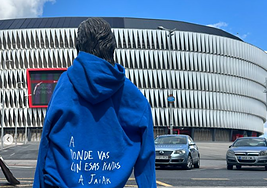 Adela triunfó con sus sudaderas para la final del Athletic y ahora lanza colección para Aste Nagusia.