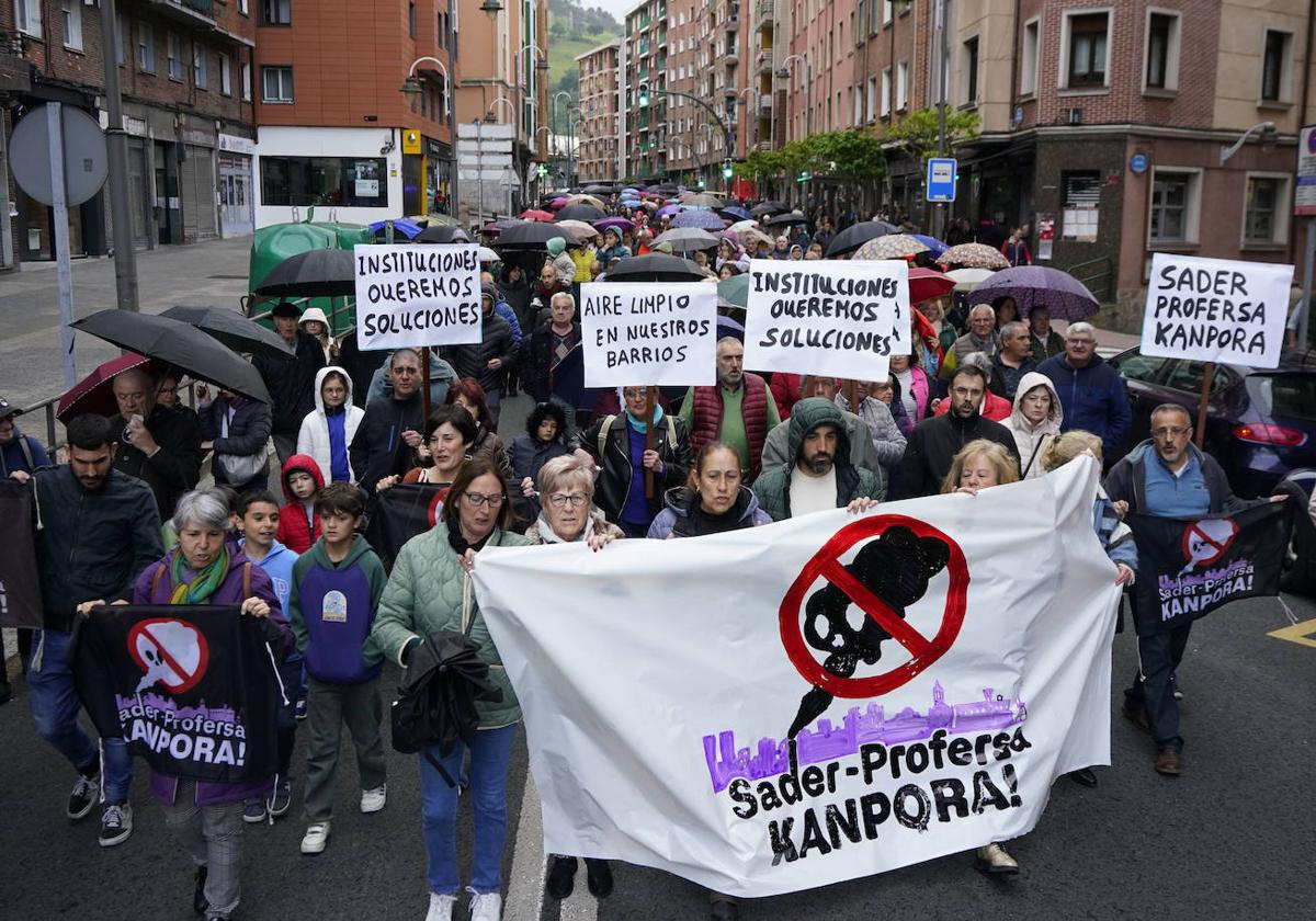 Vecinos se manifiestan por Zorroza tras los escapes registrados.