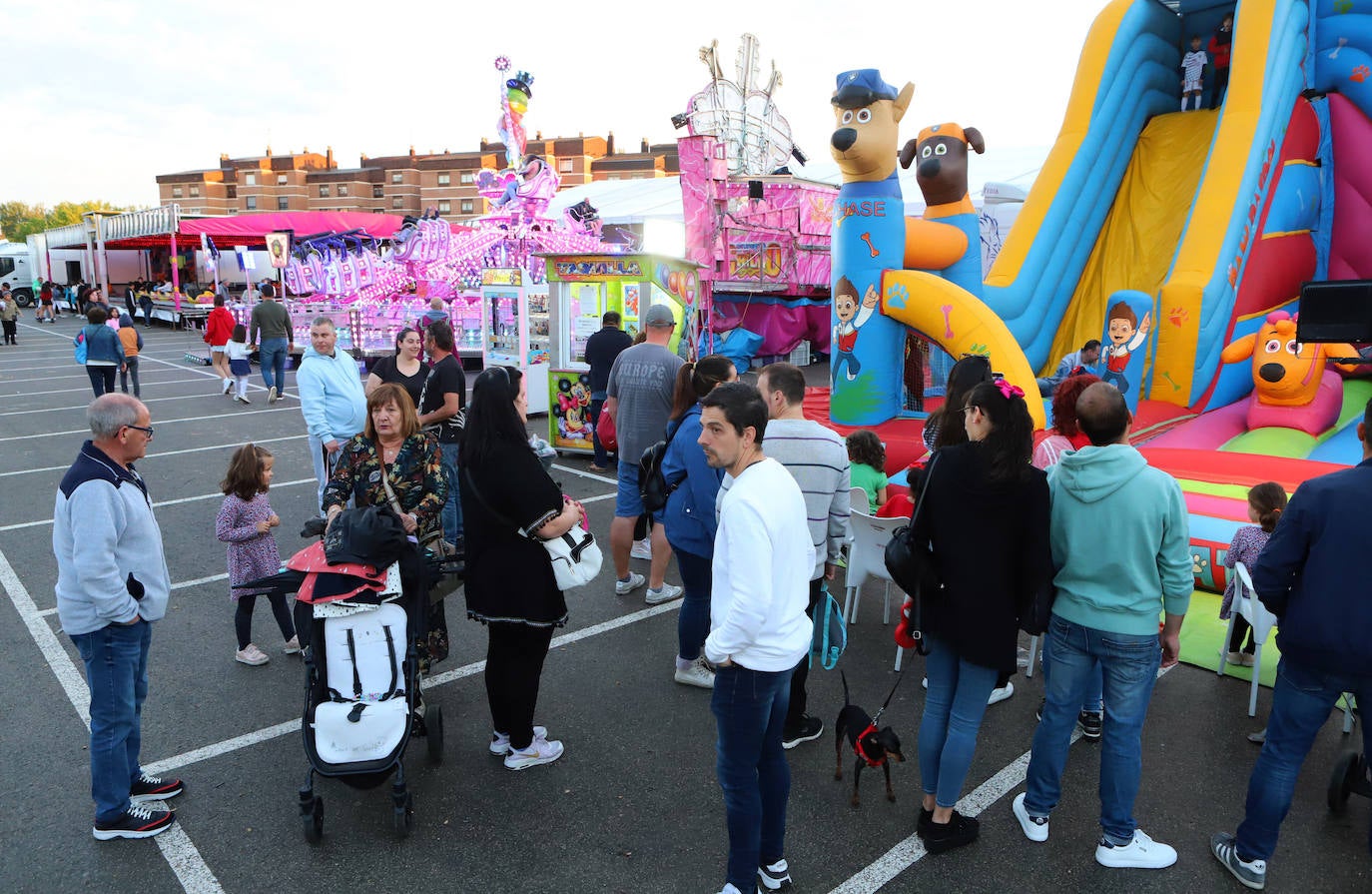 Los niños también podrán disfrutar con las barracas y los castillos hinchables.