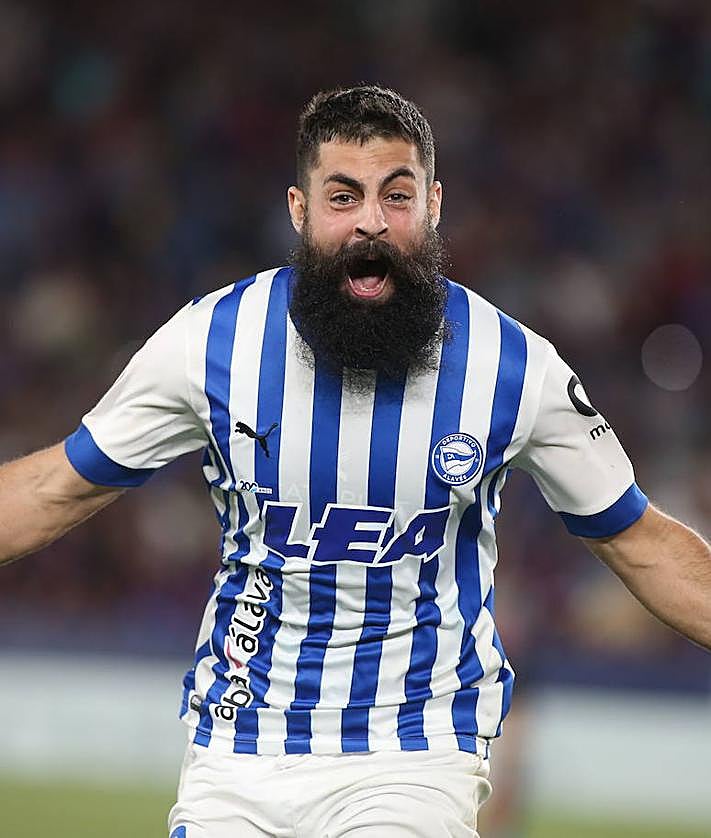 Imagen secundaria 2 - Secuencia del penalti que le dio el ascenso a Primera al Alavés.