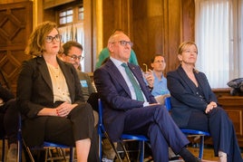 González, entre sus homólogas de Bizkaia y Gipuzkoa, en el encuentro de los tres diputados generales de la semana pasada con el lehendakari Pradales.