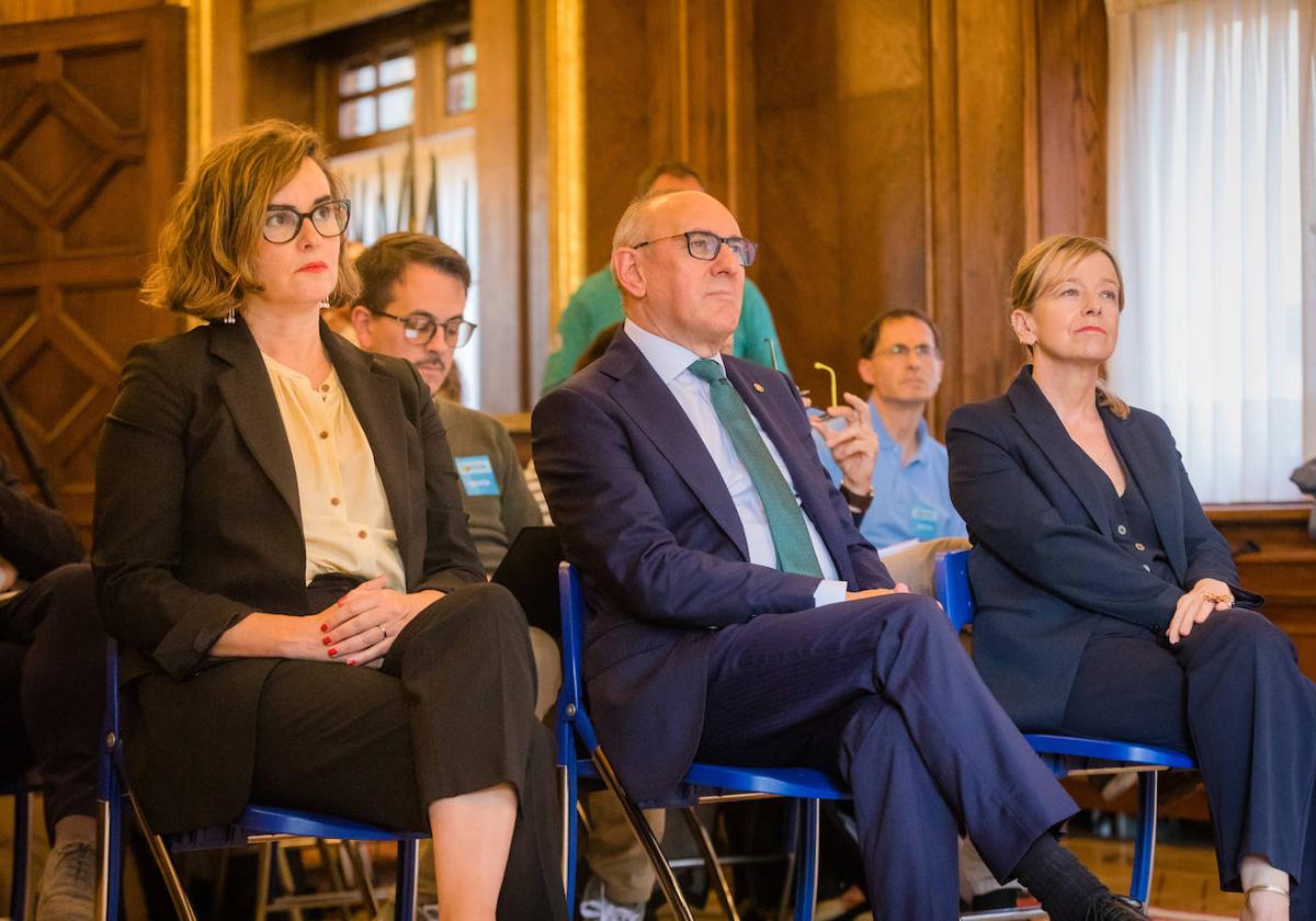 González, entre sus homólogas de Bizkaia y Gipuzkoa, en el encuentro de los tres diputados generales de la semana pasada con el lehendakari Pradales.