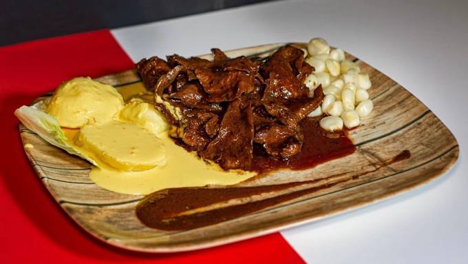 Plato de anticuchos en el restaurante peruano Rocoto