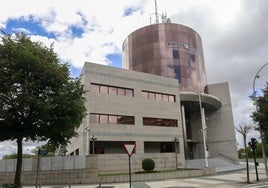 Un joven de 27 años golpea con una botella de cristal en la cabeza a otro hombre en Vitoria