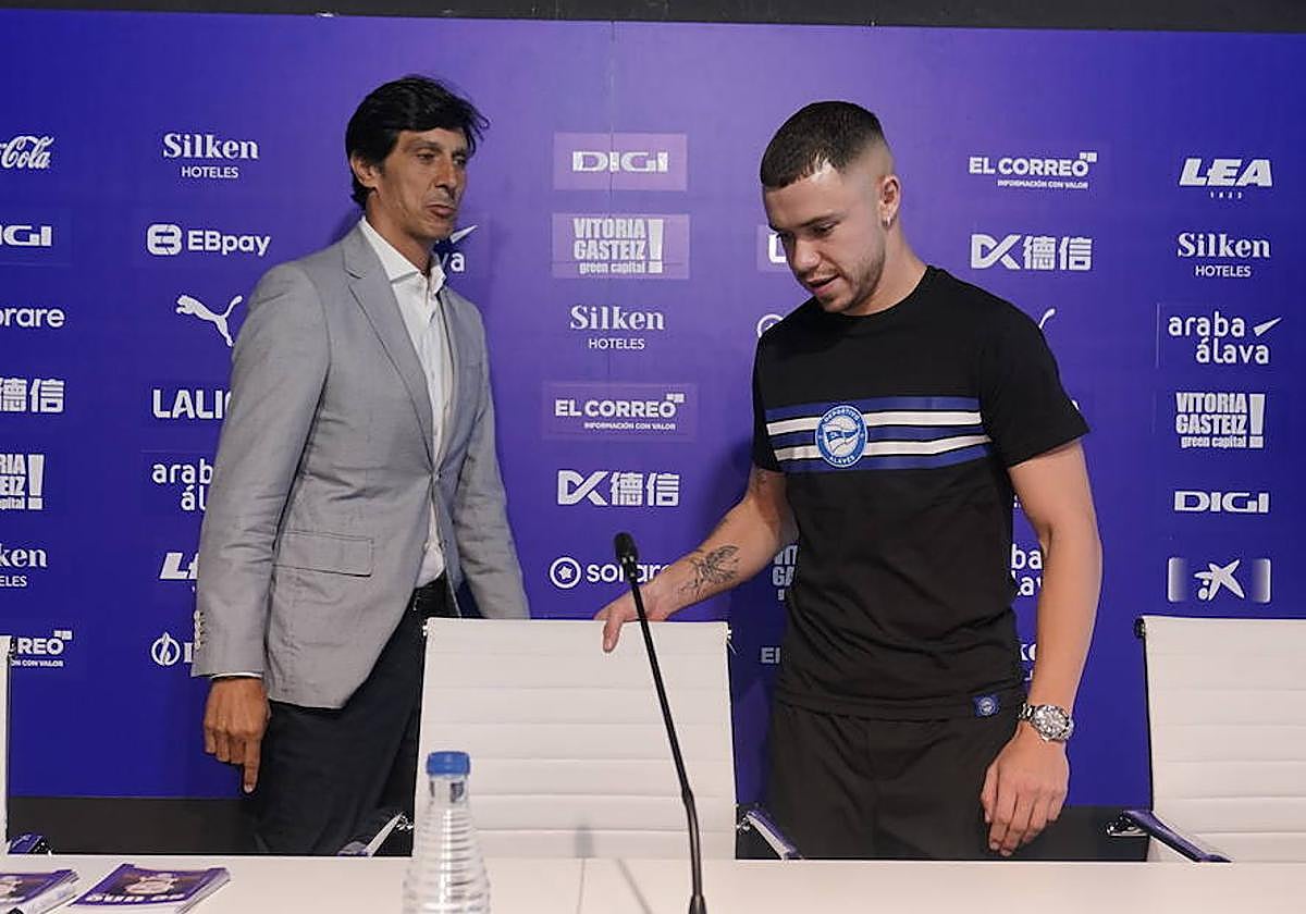 Sergio Fernández acompaña a Conechny en su presentación.