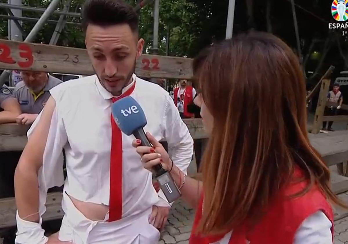 Un mozo acaba con la camisa hecha jirones tras el encierro