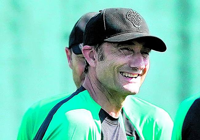 Buen ambiente. Valverde sonríe en un momento distendido del entrenamiento de ayer en lezama.