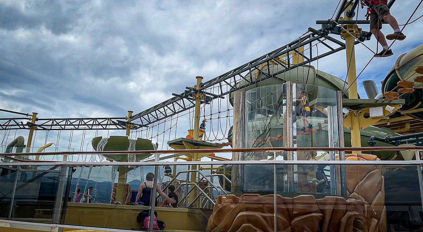 Lujo en altamar: así es el glamuroso crucero atracado en Getxo