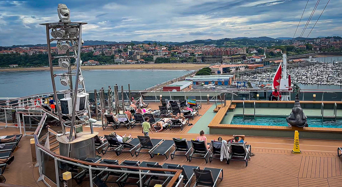 Lujo en altamar: así es el glamuroso crucero atracado en Getxo