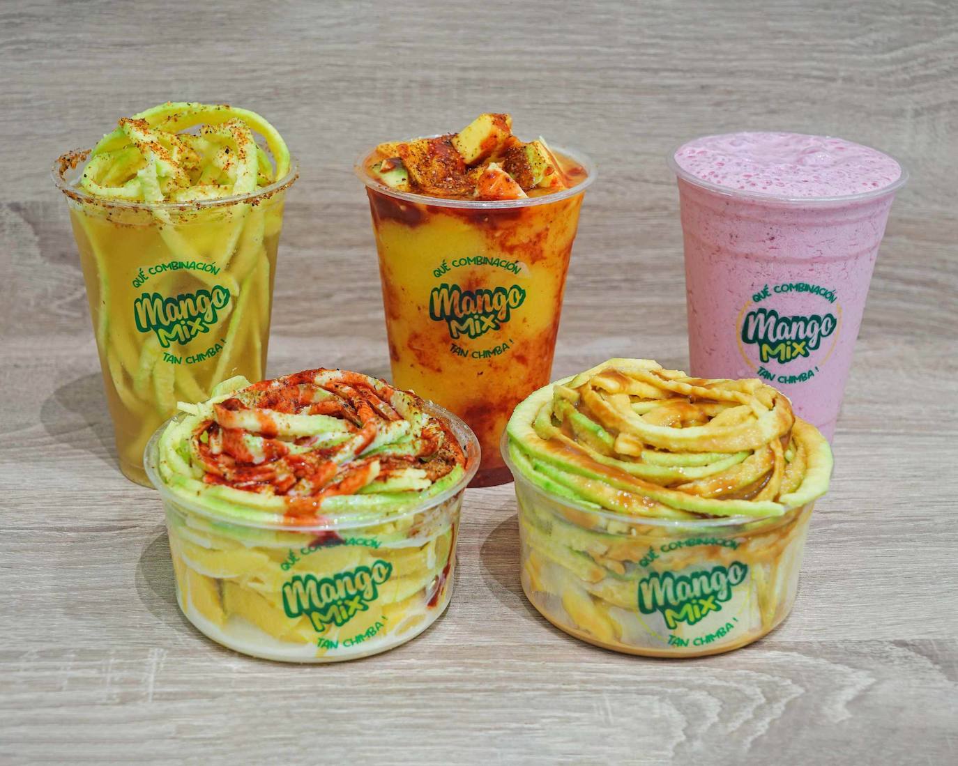 Variedad de preparaciones de frutas con aderezos y toppins