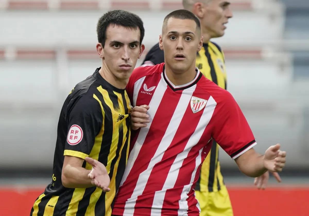 Iker Pedernales, recién renovado en el Barakaldo, en una pugna con Urko Izeta.