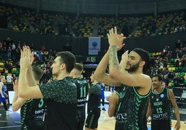 Los jugadores del Surne aplauden a los aficionados tras un partido continental la temporada pasada.