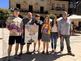 El jugador del CD Elorrio, David Narbaiza; el entrenador del primer equipo femenino, Gontzal Arana; la concejal de Fiestas, Itsaso Basauri; la alcaldesa, Julene Lazkano, (EH Bildu); la directora de Anboto, Jone Guenetxea y el programador del teatro Arriola, Iñaki Larrañaga