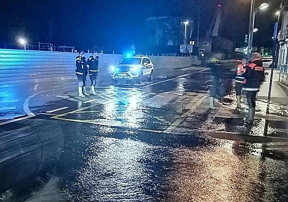 La ría desbordada en la ribera del barrio Altzaga, en Erandio, el pasado 11 de marzo