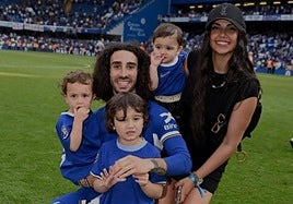 Cucurella con su pareja y sus tres hijos.