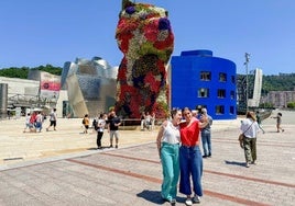 Una pareja se hace un 'selfie' frente al Museo Guggenheim Bilbao.