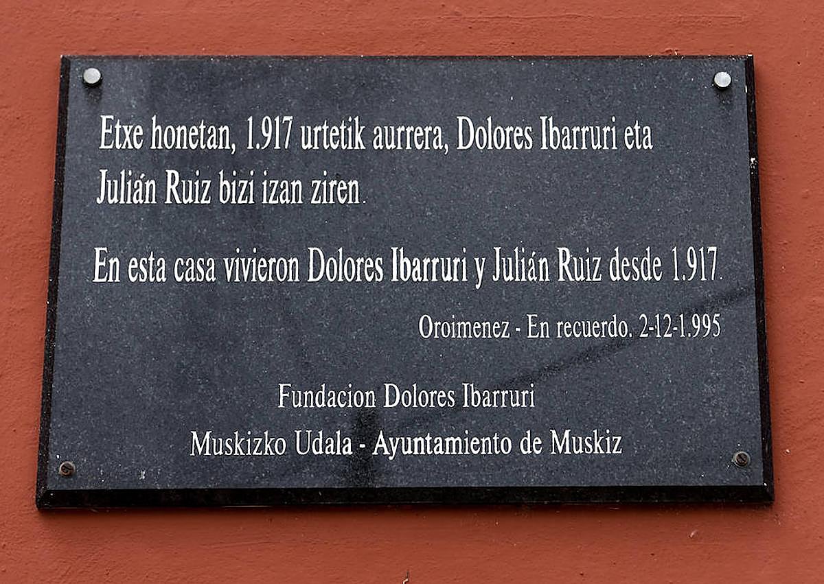 Imagen secundaria 1 - «Pasionaria Euskal Herriak eman duen emakumerik garrantzitsuena da, esparru politikoan behintzat»