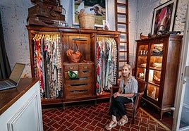 Trini posa en su tienda, Her Bilbao, llena de ropa colorida, bolsos de piel y «mucho amor».