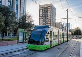 El metro ligero de la capital alavesa en su trayecto por Salburua.