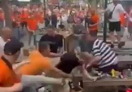 Sillas y televisores por los aires en una pelea entre hinchas ingleses y holandeses en un pub de Dortmund