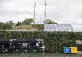 Aerogeneradores, placas solares y equipos electrógenos con combustible renovable.