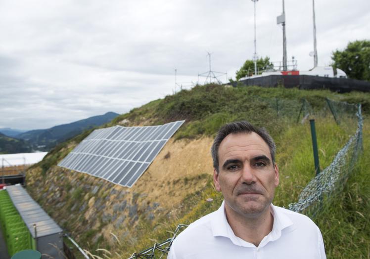 Javier Aríztegui, de Repsol, frente a las instalaciones energéticas de Kobetamendi.