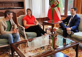 La representante de Sumar en Euskadi, Alba García, y el parlamentario de la formación, Jon Hernández, en su reunión con el lehendakari, Imanol Pradales.