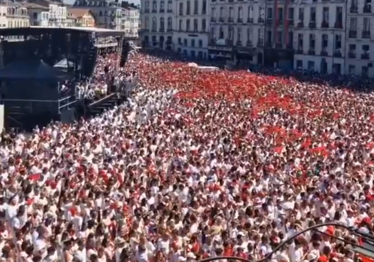 Así han arrancado las fiestas de Baiona al ritmo del emocionante 'Txoria txori'