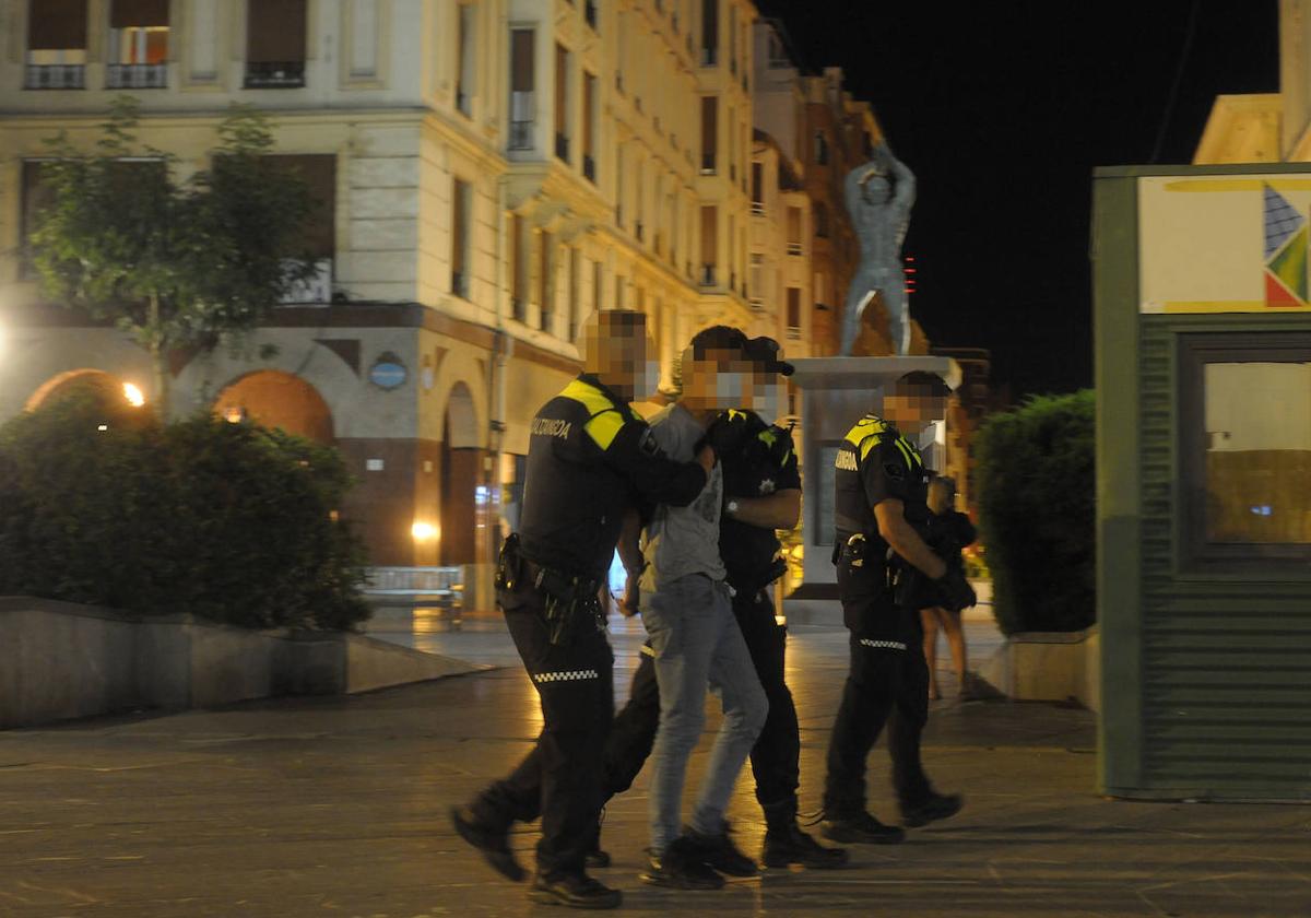 Imagen de archivo de una detención de la Policía Local de Barakaldo.