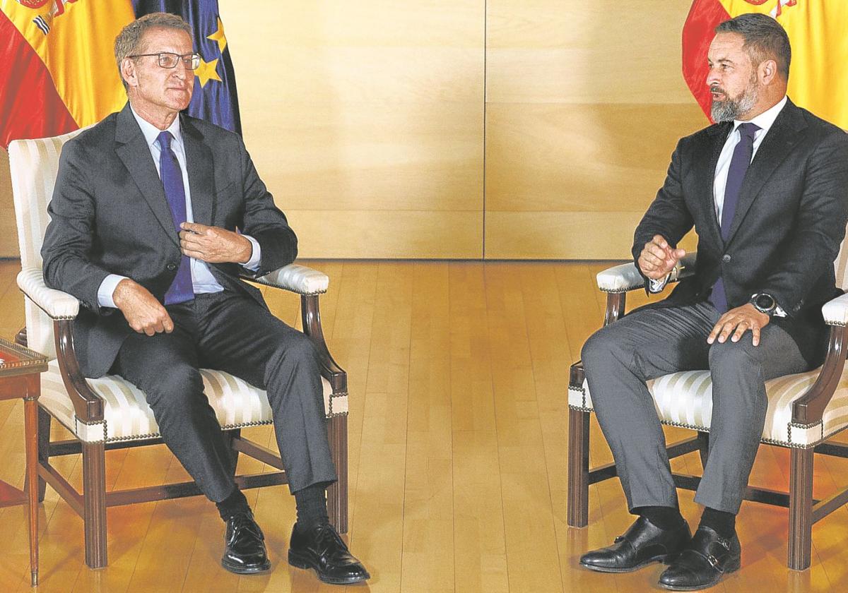 Alberto Núñez Feijóo y Santiago Abascal durante la primera reunión oficial que mantuvieron en el Congreso.