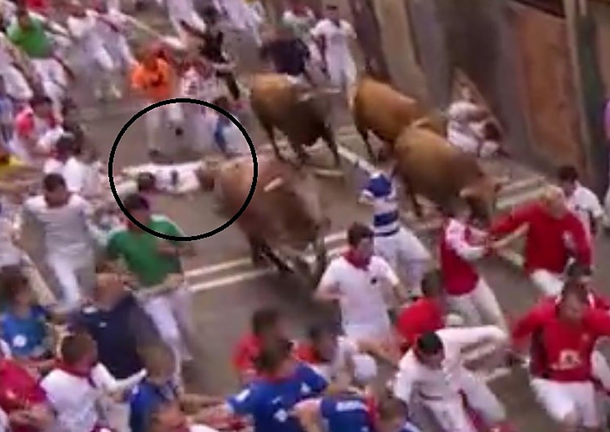 Imagen secundaria 1 - Secuencia del golpe al mozo y su traslado al hospital.