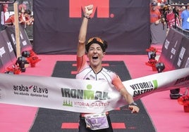 Gurutze Frades cruzando la meta en primera posición en el Ironman de Vitoria-Gasteiz 2023. Blanca Castillo