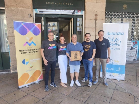 Los representantes de la ikastola Eguzkibegi (a la izquierda) posan junto a Josu Tellería, presidente de Ibilaldi Elkartea (en medio) y los representantes de San Nikolas ikastola (a la derecha).