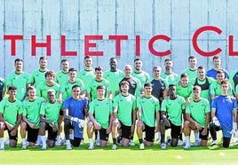 20 futbolistas de la primera plantilla y siete del filial posaron para la foto de equipo junto al cuerpo técnico.