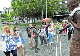 Las estudiantes disfrutaron de una visita centrada en las mujeres que tuvieron un impacto en la ciudad.