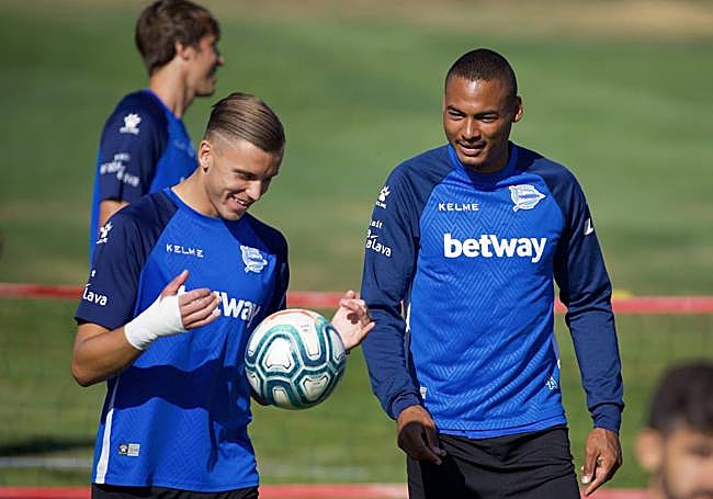 Demirovic y Verdon, en un entrenamiento del Alavés.