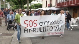 Los ciudadanos de Ondarroa se han manifestado por la crítica situación del ambulatorio.