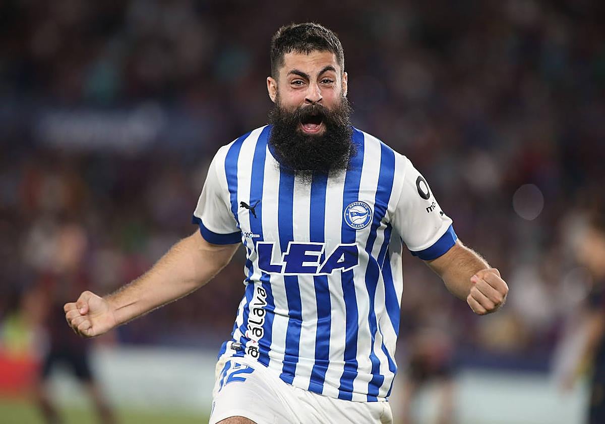 Villalibre celebra un gol con la camiseta del Alavés.