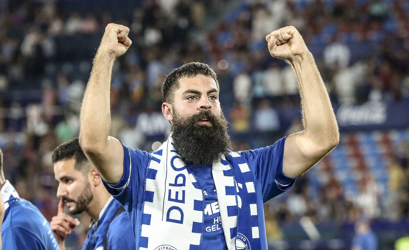 Villalibre hace un gesto victorioso tras el ascenso en el Ciutat de Valencia.