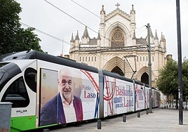 El tranvía, con la imagen de Laso.