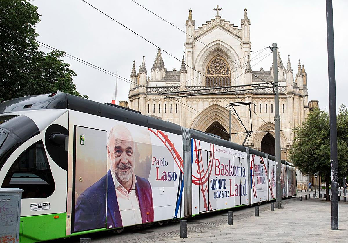 El tranvía, con la imagen de Laso.
