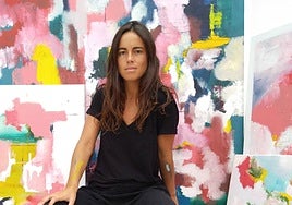 Elisa, la interiorista que llena las casas en Bizkaia de sus propias obras de arte.