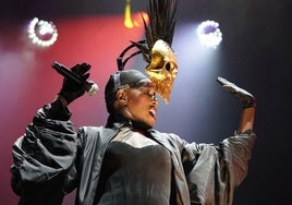 Grace Jones, con la máscara que lució al inicio del concierto.