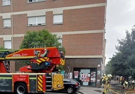 Los bomberos sofocan un fuego en una lonja okupada de Ariznabarra