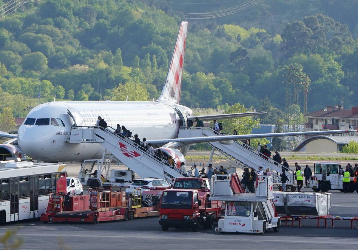 Pasajeros suben a un avión de Volotea en el aeropuerto de Bilbao.